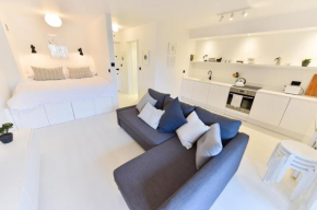 Minimalist studio with balcony in Kensington, Sleeps 4